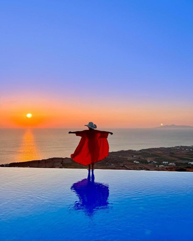 Guest watching the sunset from the infinity pool at Luna Rossa
