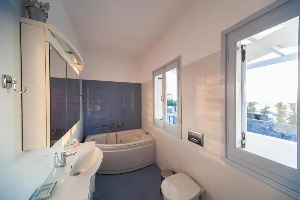 Deluxe Apartment With Sunrise-to-Sunset Views and Private Jacuzzi